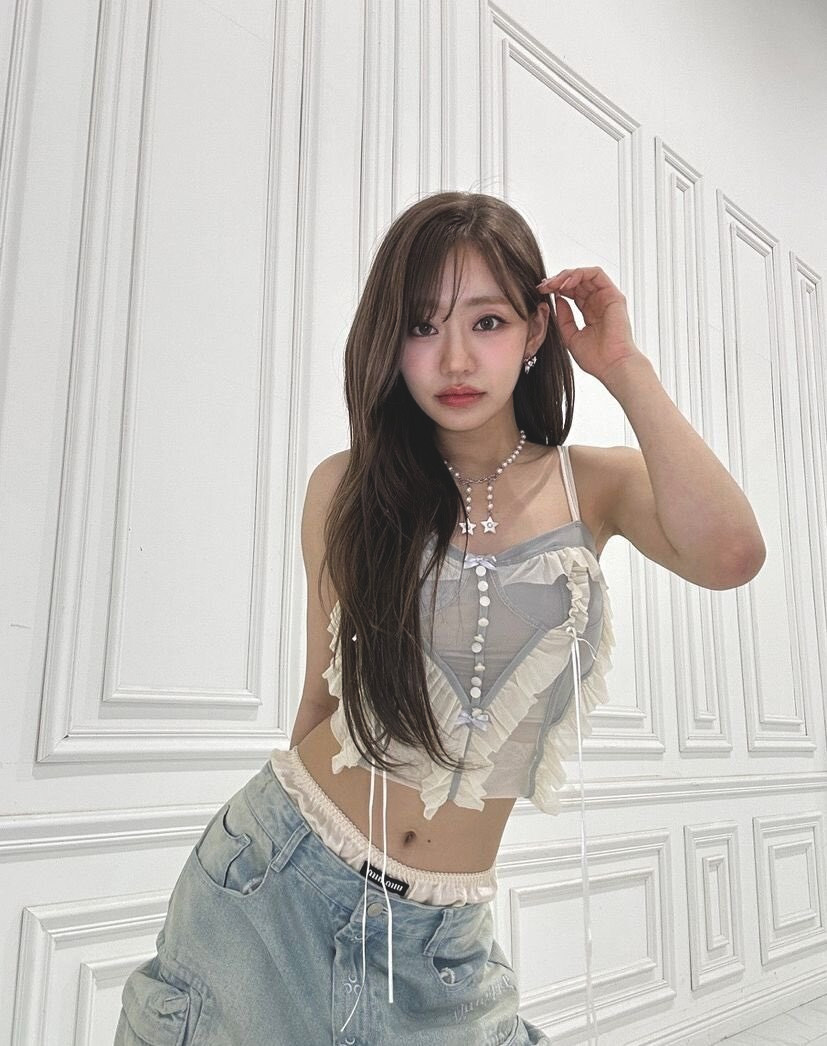 Julie ghi điểm với streetstyle đa dạng từ cool ngầu, sang chảnh đến nữ tính tính, điệu đà.