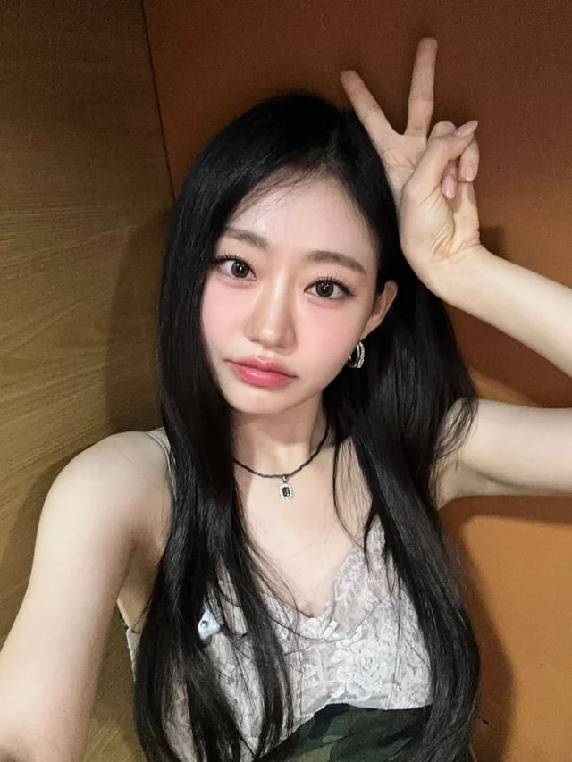 Ngay từ khi mới debut, Julie đã thu hút sự chú ý của cộng đồng fan Kpop với visual sắc sảo, cá tính, đối lập hẳn với vẻ đẹp mong manh, thơ ngây thường thấy của các nữ idol.