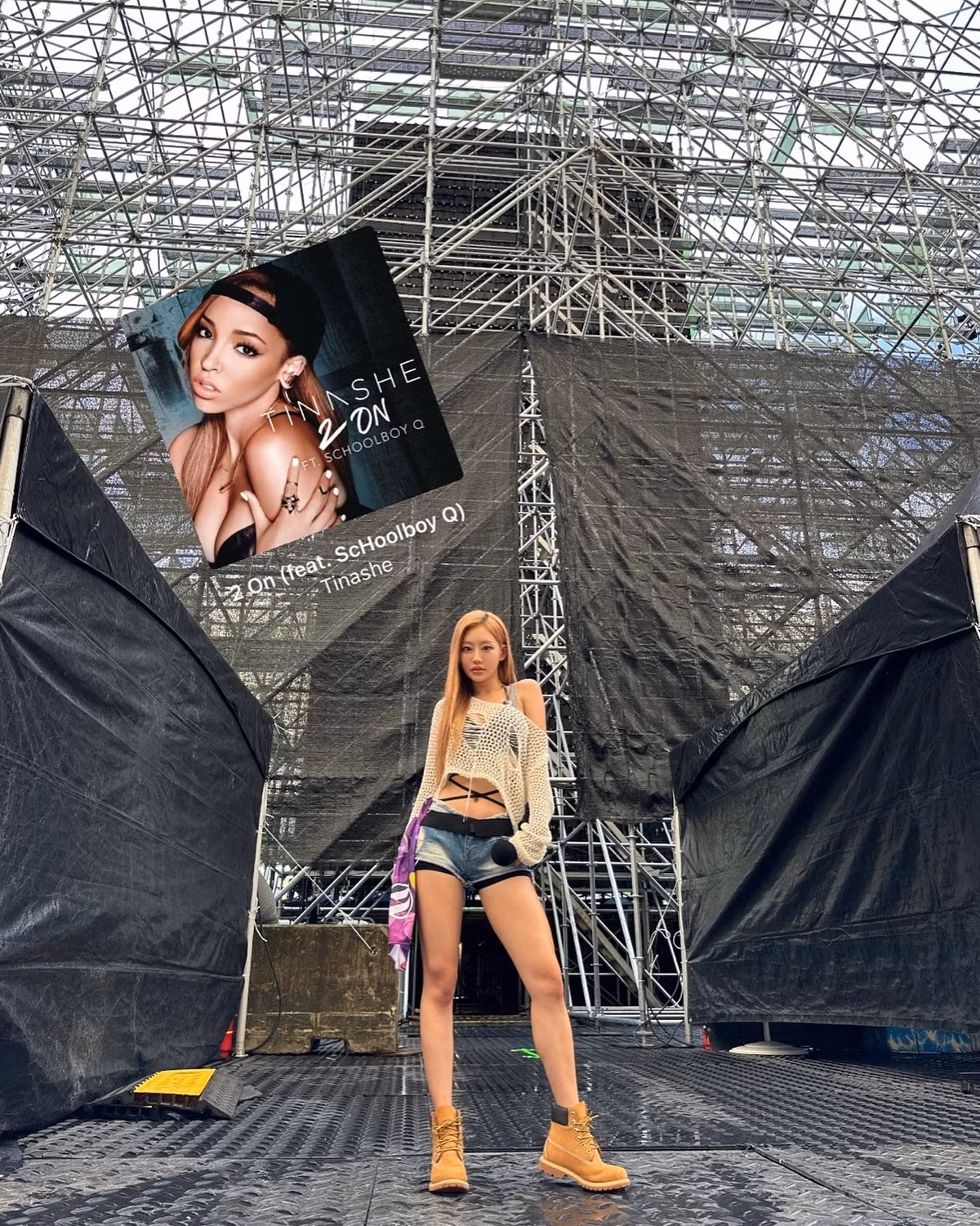 Vòng eo săn chắc, đường rãnh eo cùng cơ bụng xuất sắc cũng giúp nữ idol sinh năm 2000 ra nhập hội "gái chiến" Kpop thế hệ mới.