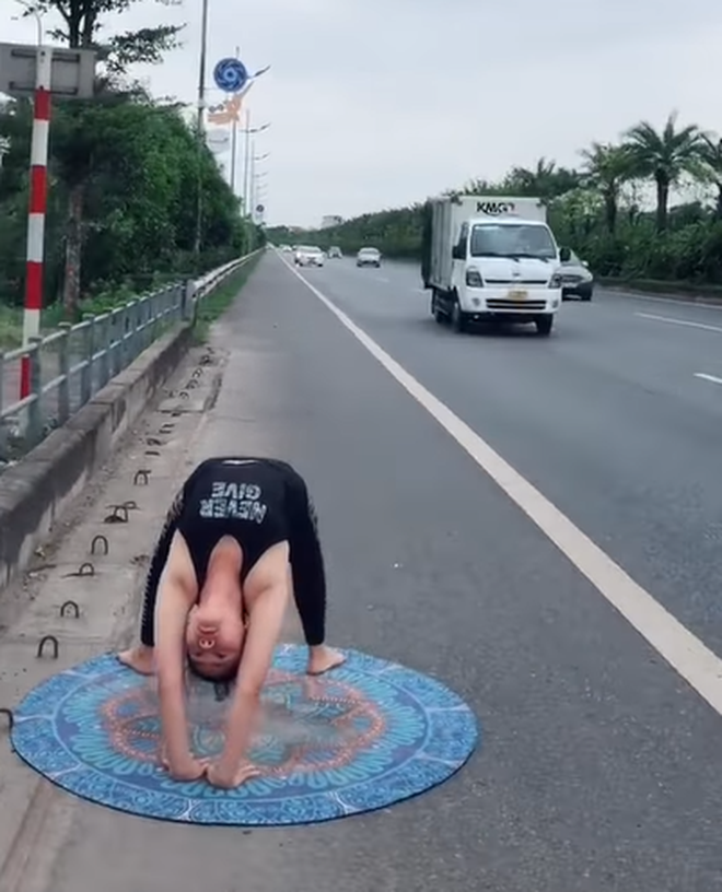 Tuy nhiên, hành động trải thảm tập yoga trên cao tốc nơi có nhiều xe cộ qua lại với tốc độ cao của người phụ nữ trên mới là điều khiến các netizen phải nóng mắt.