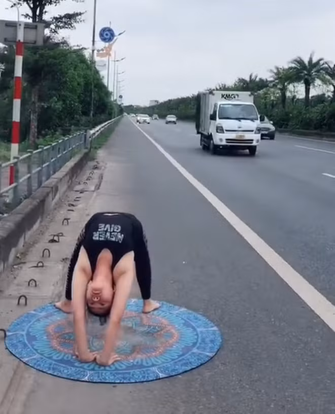 Tuy nhiên, hành động trải thảm tập yoga trên cao tốc nơi có nhiều xe cộ qua lại với tốc độ cao của người phụ nữ trên mới là điều khiến các netizen phải nóng mắt.