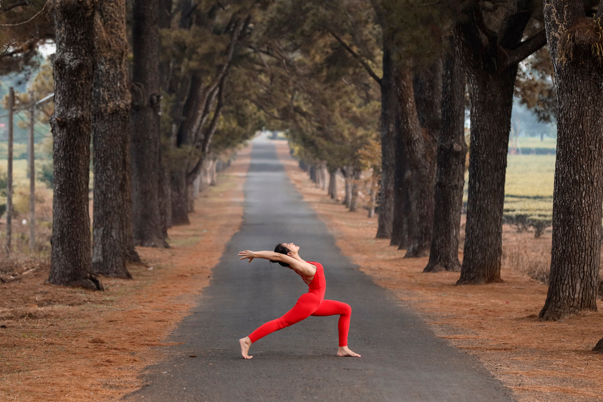 "Hết chỗ tập rồi à, chắn chán sống rồi đây mà", "Điên thế là cùng, nộp clip này cho công an thì tha hồ nộp phạt" hay "Cứ đứng đấy xe ôtô nó đấm cho lại bảo tại số"... là loạt bình luận dân mạng để lại dưới bài viết đăng tải đoạn clip người phụ nữ trải thảm tập yoga giữa đường cao tốc mới đây.
