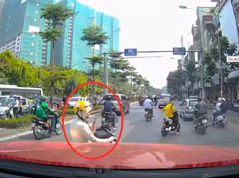 Trước đó, không ít lần những hành động phản cảm diễn ra ngoài đường khiến dân mạng phải lên tiếng chỉ trích, điển hình như việc đang đi đường người phụ nữ bỗng dừng lại để nghe điện thoại.