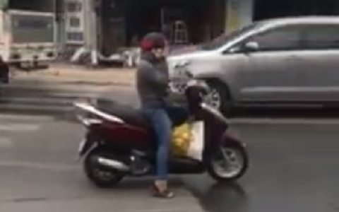 Không chỉ nghe điện thoại, nhiều người còn đứng giữa đường để "tám chuyện" với bạn bè khiến nhiều người phải thót tim.