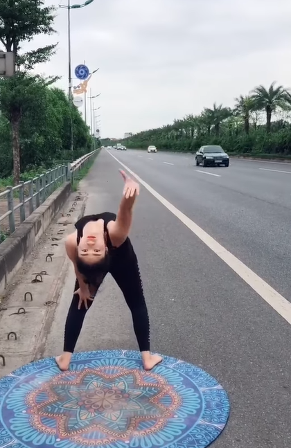 Theo cảnh clip ghi lại, người phụ nữ này có vẻ là một người tập yoga lâu năm khi khoe các động tác nhìn rất chuyên nghiệp. Thậm chí là có thể uốn cong lưng, ngả người ra phía sau mà không gặp bất khó khăn nào.