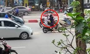 Những hành vi như việc tập yoga giữa đường, đứng giữa ngã tư nghe điện thoại... là hành vi của những người coi thường tính mạng của bản thân khi tham gia giao thông và những người xung quanh.