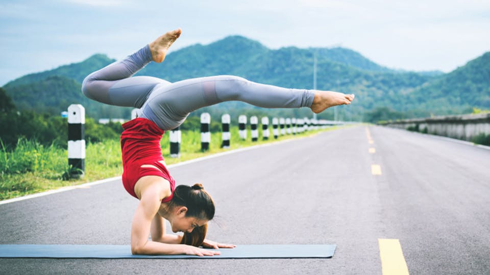 Thêm nữa, tập yoga nhiều người sẽ chọn cho mình địa điểm trong lành, yên tĩnh để tập trung tập và điều hòa nhịp thở. Nhưng thay vì làm như bình thường người phụ nữ trên lại chọn đường cao tốc nơi ồn ào, bụi tặm với loạt xe cộ qua lại liên tục.