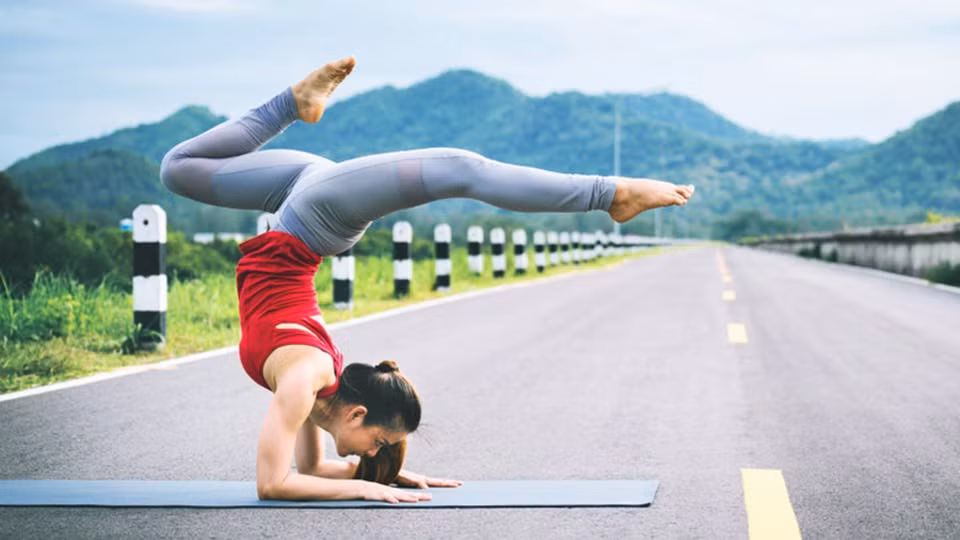 Thêm nữa, tập yoga nhiều người sẽ chọn cho mình địa điểm trong lành, yên tĩnh để tập trung tập và điều hòa nhịp thở. Nhưng thay vì làm như bình thường người phụ nữ trên lại chọn đường cao tốc nơi ồn ào, bụi tặm với loạt xe cộ qua lại liên tục.