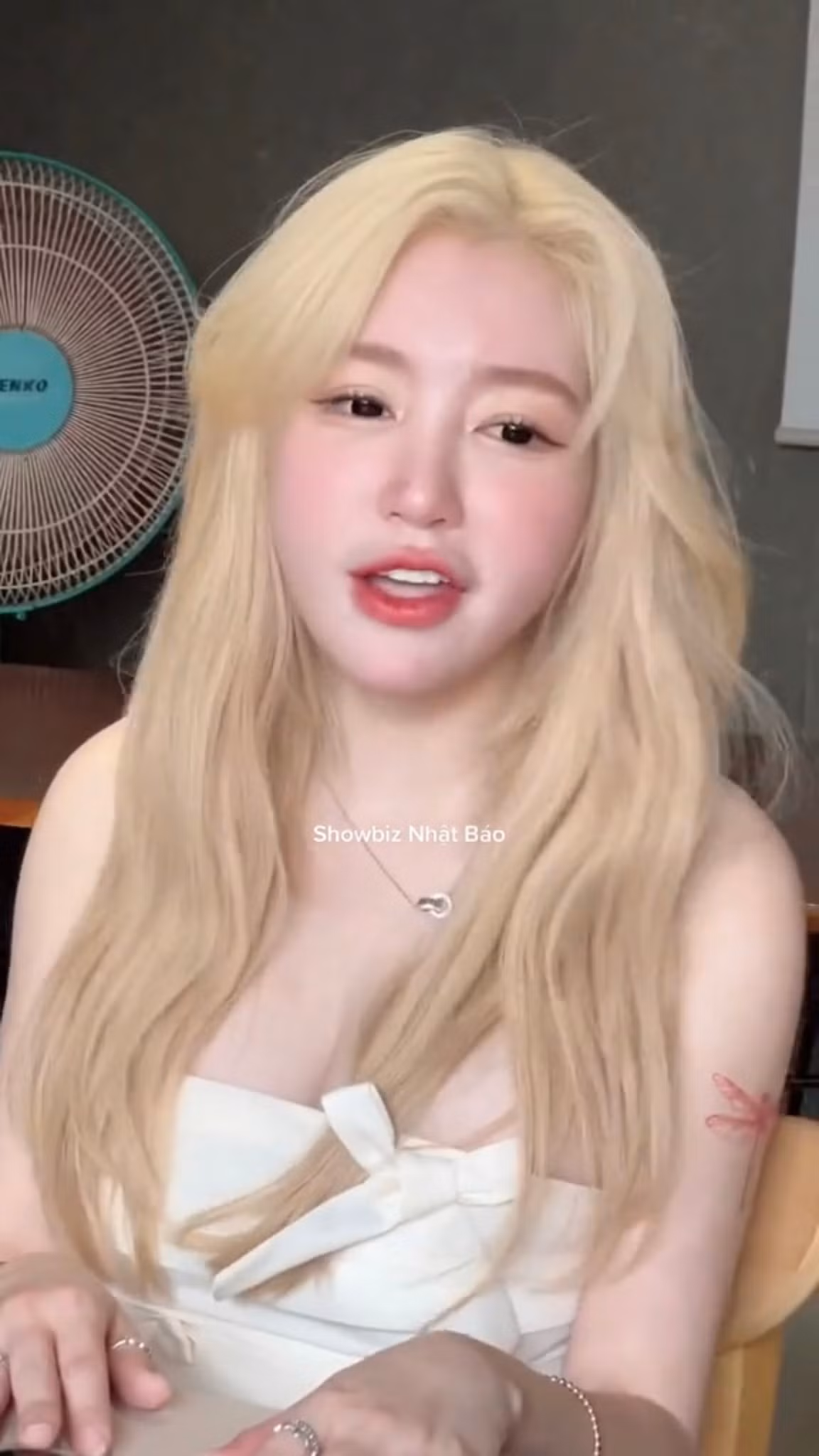 Nhan sắc của hot girl Elly Trần thời gian qua luôn là chủ đề bàn tán của cư dân mạng. Đặc biệt khi lùm xùm tố chồng Tây hợp pháp của mình của cô nàng lên sóng lại càng khiến nhiều người chú ý hơn.