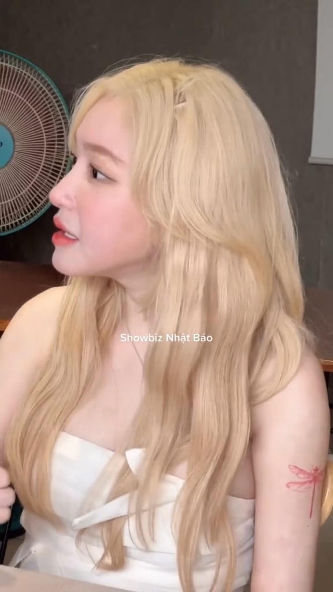 Trước đó, Elly Trần nhiều làn vướng tin đồn phẫu thuật thẩm mỹ như gọi cằm vline, cắt mí, tiêm môi, tiêm má baby... Tuy nhiên, nữ diễn viên luôn phủ nhận chuyện thẩm mỹ.