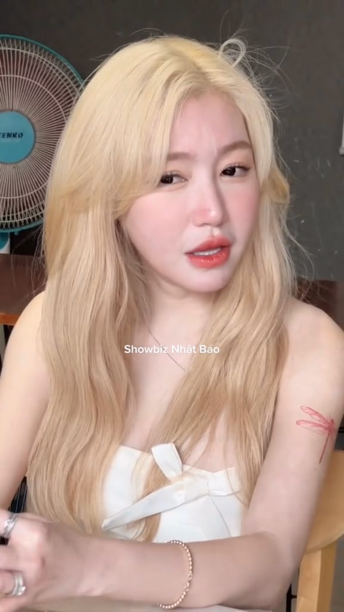 Thậm chí, Elly Trần còn hài hước đáp lại: "Ngoài việc chuyển đổi giới tính thì chị không làm gì hết nha em".