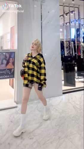 Elly Trần tích cực ăn chay, rèn luyện thể thao, chăm sóc cơ thể và không ngại chia sẻ những hình ảnh nóng bỏng trên mạng xã hội.