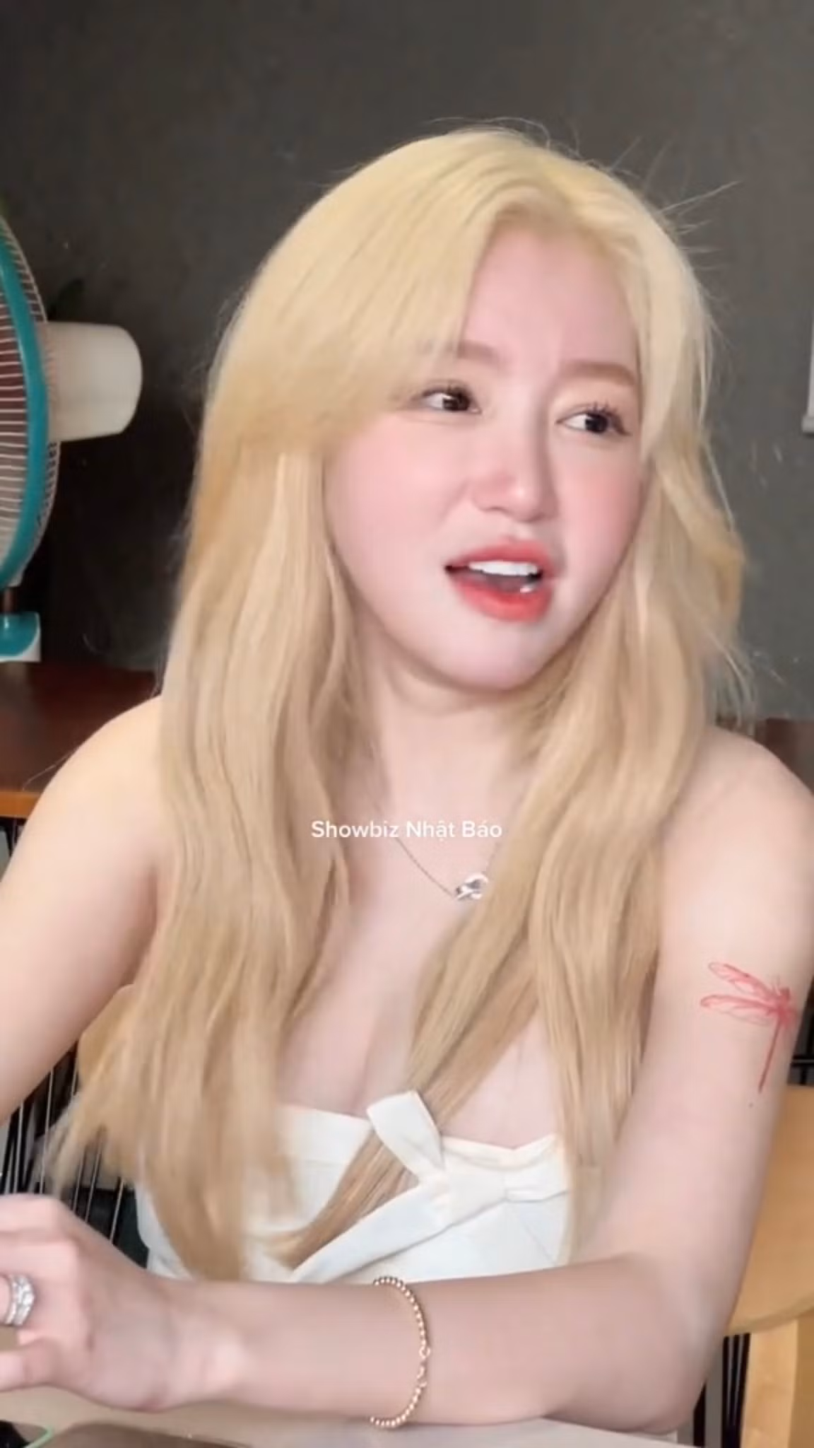 Tuy nhiên, điều đáng nói ở đây đó là gương mặt của Elly Trần, nó không thon gọn như những bức ảnh trước đây cô nàng đăng tải trên trang cá nhân.