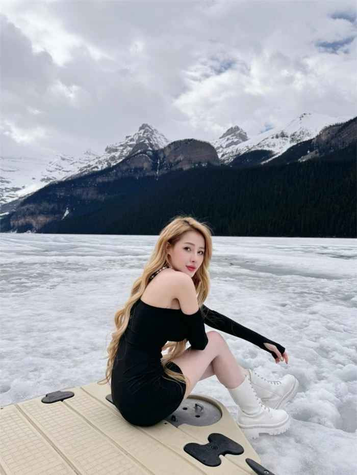 Trong shoot hình, Ngân 98 diện chiếc váy bó sát tôn trọn vẹn đường cong chữ S quyến rũ, nuột nà.