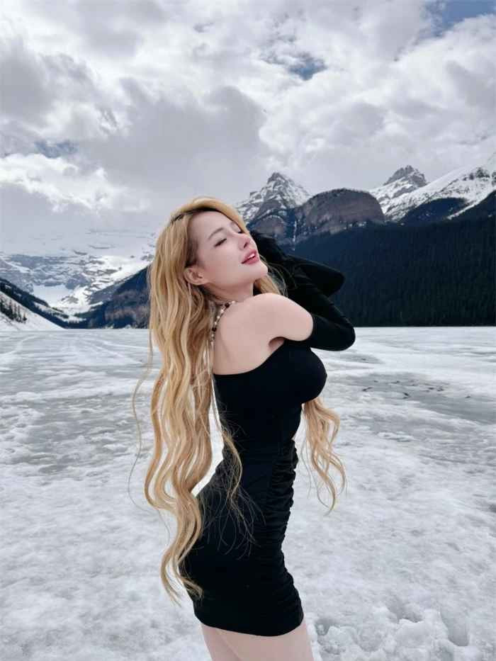 Bên cạnh đó, cư dân mạng còn dành lời khen ngợi cho nhan sắc ngày càng thăng hạng của Ngân 98: "Ngân nhìn ngày càng đẹp và hiền”, “Dáng đẹp mặt xinh không có nhưng Ngân ơi”,...