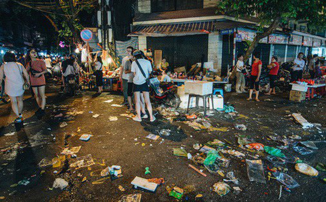 Ngã tư Hàng Mã và Hàng Lược la liệt rác thải sau một ngày buôn bán, vui chơi tấp nập của người dân.
