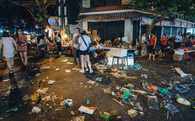 Ngã tư Hàng Mã và Hàng Lược la liệt rác thải sau một ngày buôn bán, vui chơi tấp nập của người dân.
