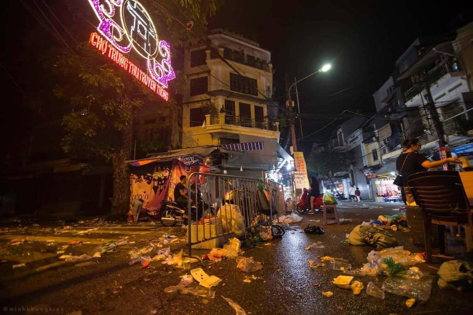 Tuy nhiên, mới đây trên MXH dân mạng không khỏi băn khoăn với hình ảnh phố Hàng Mã ngập rác thải sau một ngày đón khách.