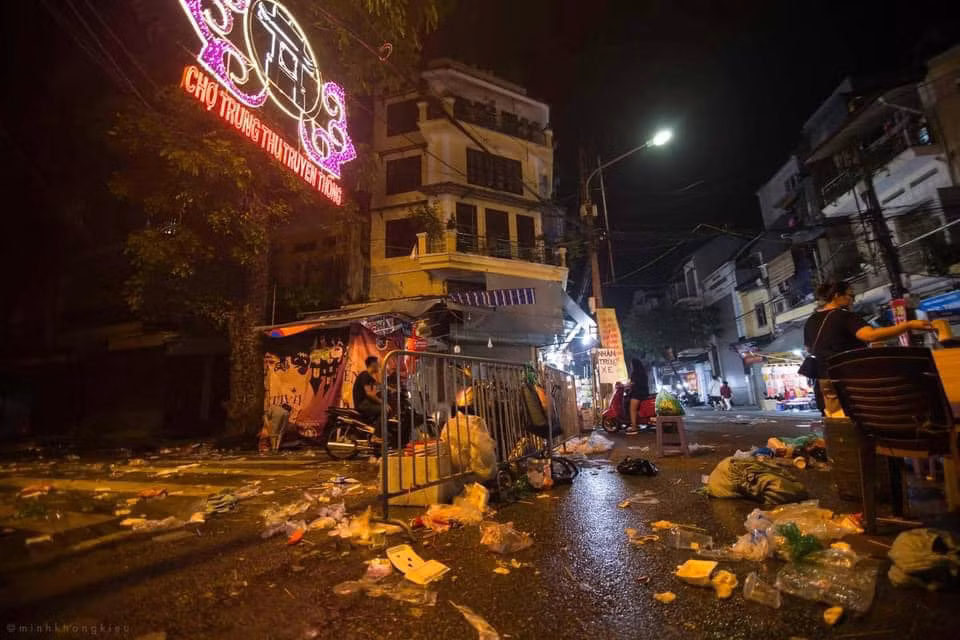 Tuy nhiên, mới đây trên MXH dân mạng không khỏi băn khoăn với hình ảnh phố Hàng Mã ngập rác thải sau một ngày đón khách.