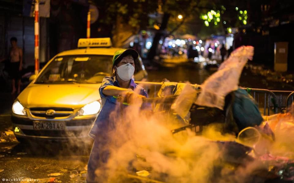 Dưới những bức ảnh ghi lại cảnh phố Hàng Mã ngập rác, nickname có tên T.P.Q bình luận: "Không thể cầm chiếc cốc đã uống hết chen chúc giữa biển người được. Không muốn đâu nhưng đành xả xuống đường vì di chuyển đã khó khăn nói gì đến việc tìm thùng rác để vứt".