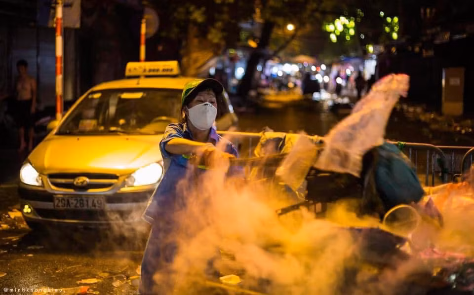 Dưới những bức ảnh ghi lại cảnh phố Hàng Mã ngập rác, nickname có tên T.P.Q bình luận: "Không thể cầm chiếc cốc đã uống hết chen chúc giữa biển người được. Không muốn đâu nhưng đành xả xuống đường vì di chuyển đã khó khăn nói gì đến việc tìm thùng rác để vứt".