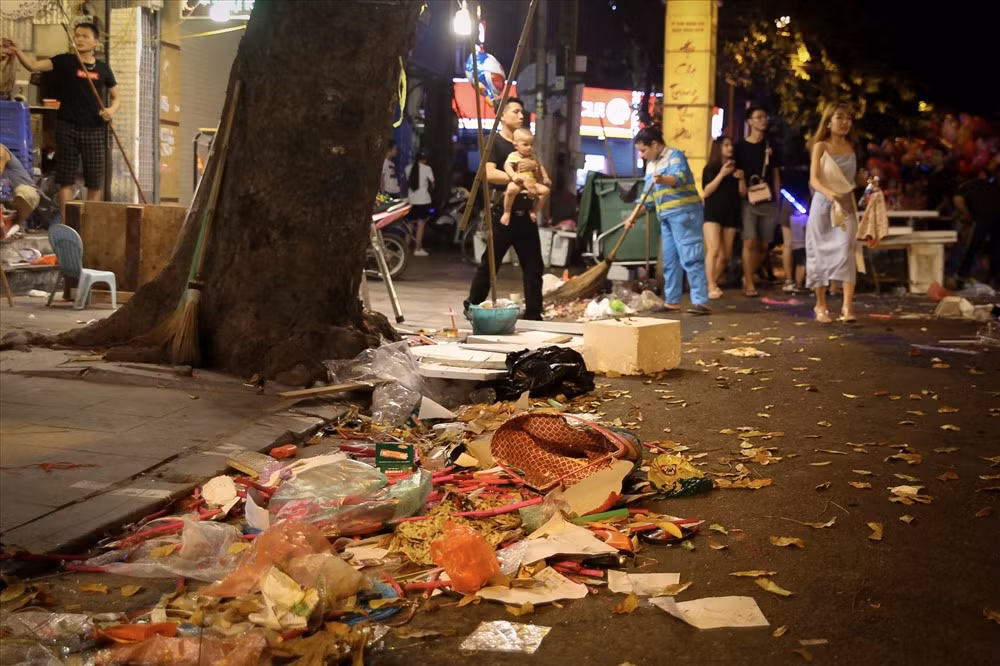 Một góc phố Trung thu Hàng Mã ngập tràn trong rác thải được ghi lại.