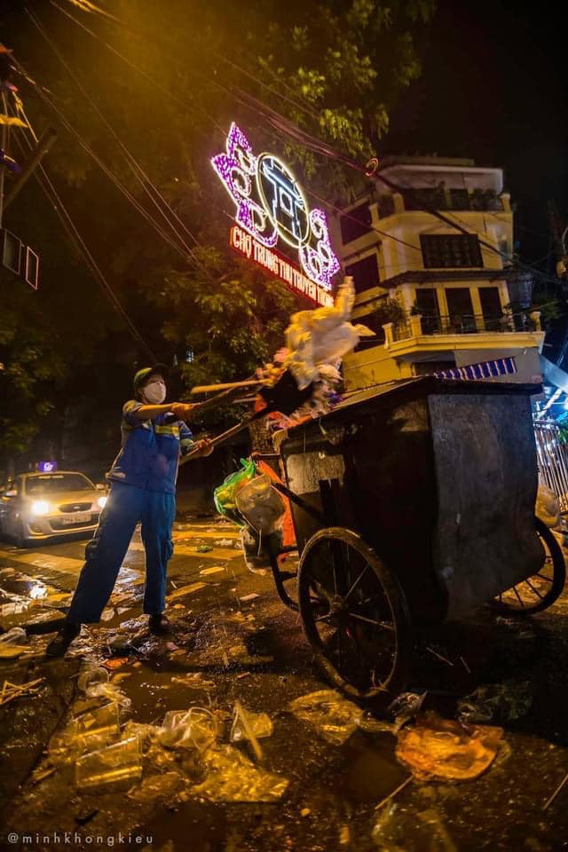 Sau khi xuất hiện trên MXH, làn sóng dư luận cho biết không đồng tình với việc các hộ kinh doanh cũng như du khách xả rác ra phố Trung thu được gửi đi.