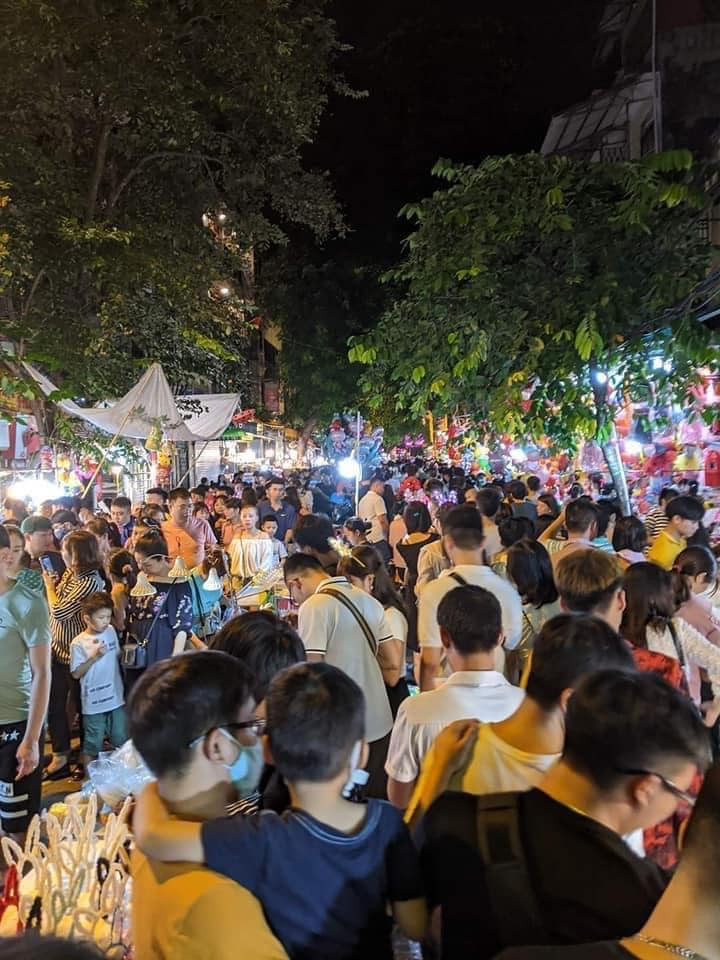 Lượng người đổ về phố Hàng Mã dịp Trung thu biến một đoạn phố ngắn này luôn đông đúc, thậm chí cảnh ùn tắc còn thường xuyên diễn ra.