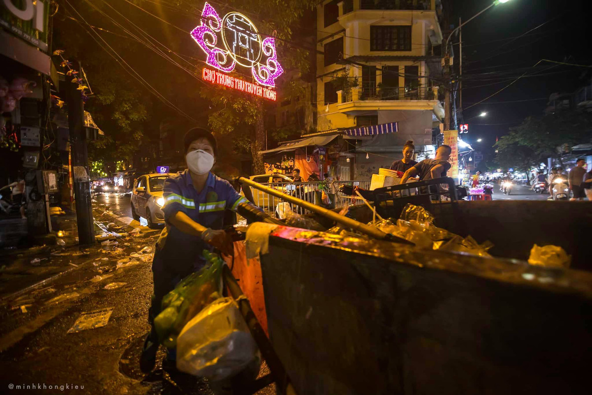 Đặc biệt, khi trời mưa, rác thải bám dính mặt đường, khiến việc quét dọn của công nhân vệ sinh trở nên khó khăn hơn.