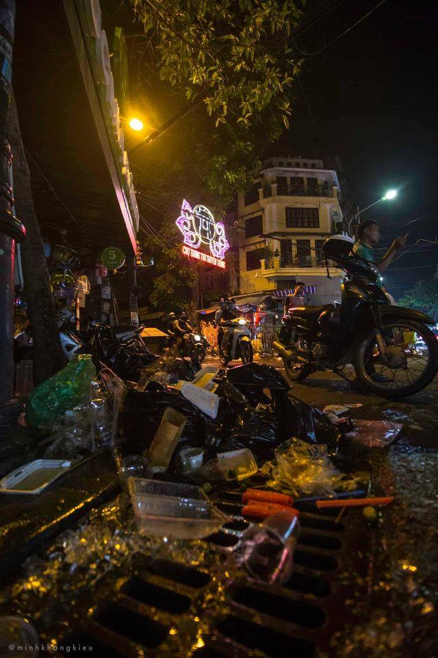 Việc xả rác bừa bãi ra phố Hàng Mã đồng nghĩa với việc các nhân viên vệ sinh môi trường phải làm việc với tần suất nặng hơn.