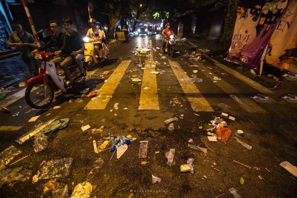 Cụ thể, đoạn phố Hàng Mã được ghi lại vào khoảng 23h đêm với đa phần là túi nilon, lon, vỏ chai nhựa, các loại cốc dùng một lần...