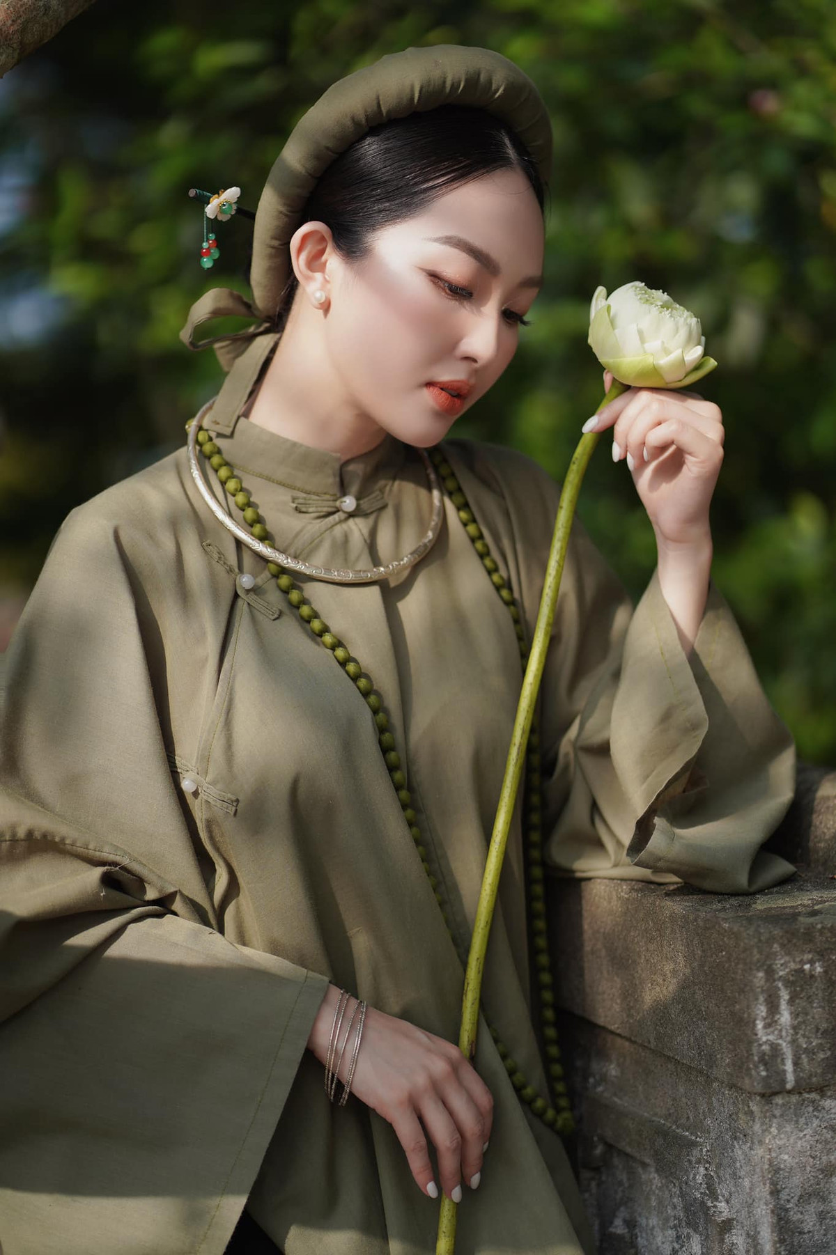 Theo như tìm hiểu, cô gái trong hình là Trâm Anh (sinh năm 1992), hiện đang làm MC Đài Phát thanh và Truyền hình Nghệ An.