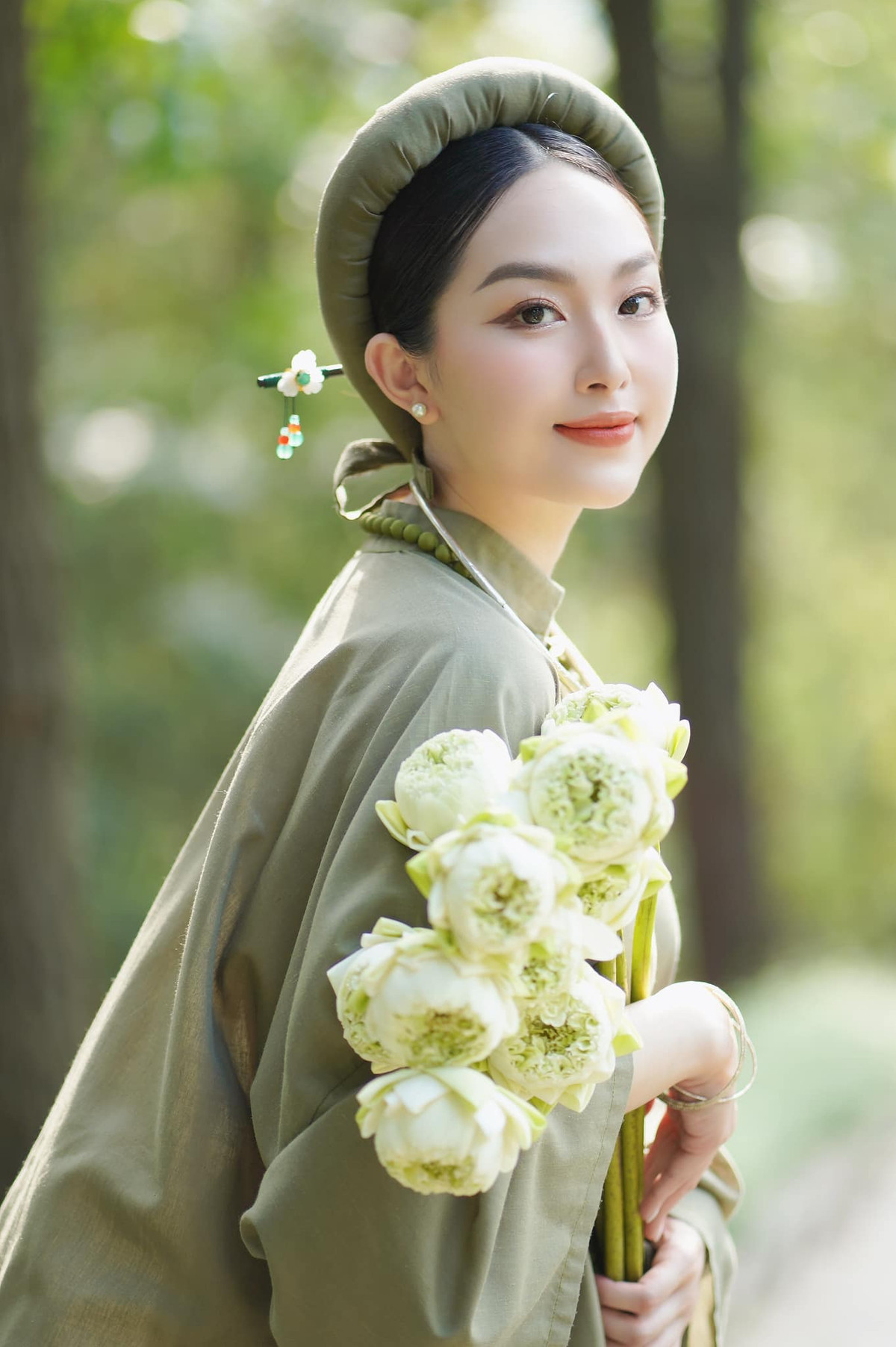 Trâm Anh công tác tại Đài từ năm 2016 đến nay, với vai trò MC, phát thanh viên. cô được yêu mến bởi lối dẫn dắt linh hoạt, vẻ ngoài xinh đẹp.