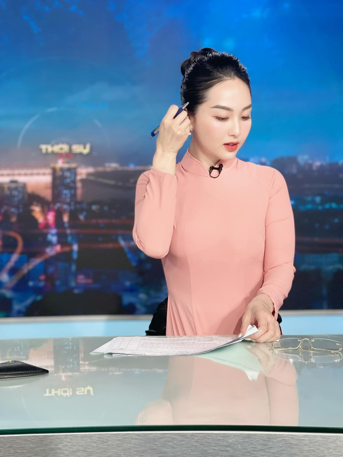 "Vẻ đẹp của tri thức cuốn hút thế nhỉ", "Nữ BTV này xinh quá", "Xinh đẹp, dịu dàng lại giỏi giang", "Mai mốt phải siêng xem thời sự lên mới được",... là những bình luận của cộng đồng mạng về nữ MC truyền hình xinh đẹp.