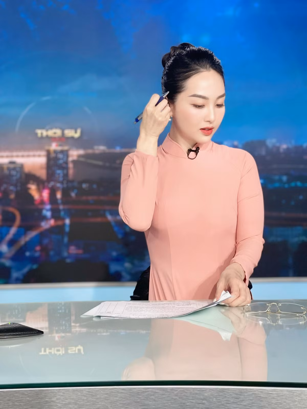 "Vẻ đẹp của tri thức cuốn hút thế nhỉ", "Nữ BTV này xinh quá", "Xinh đẹp, dịu dàng lại giỏi giang", "Mai mốt phải siêng xem thời sự lên mới được",... là những bình luận của cộng đồng mạng về nữ MC truyền hình xinh đẹp.