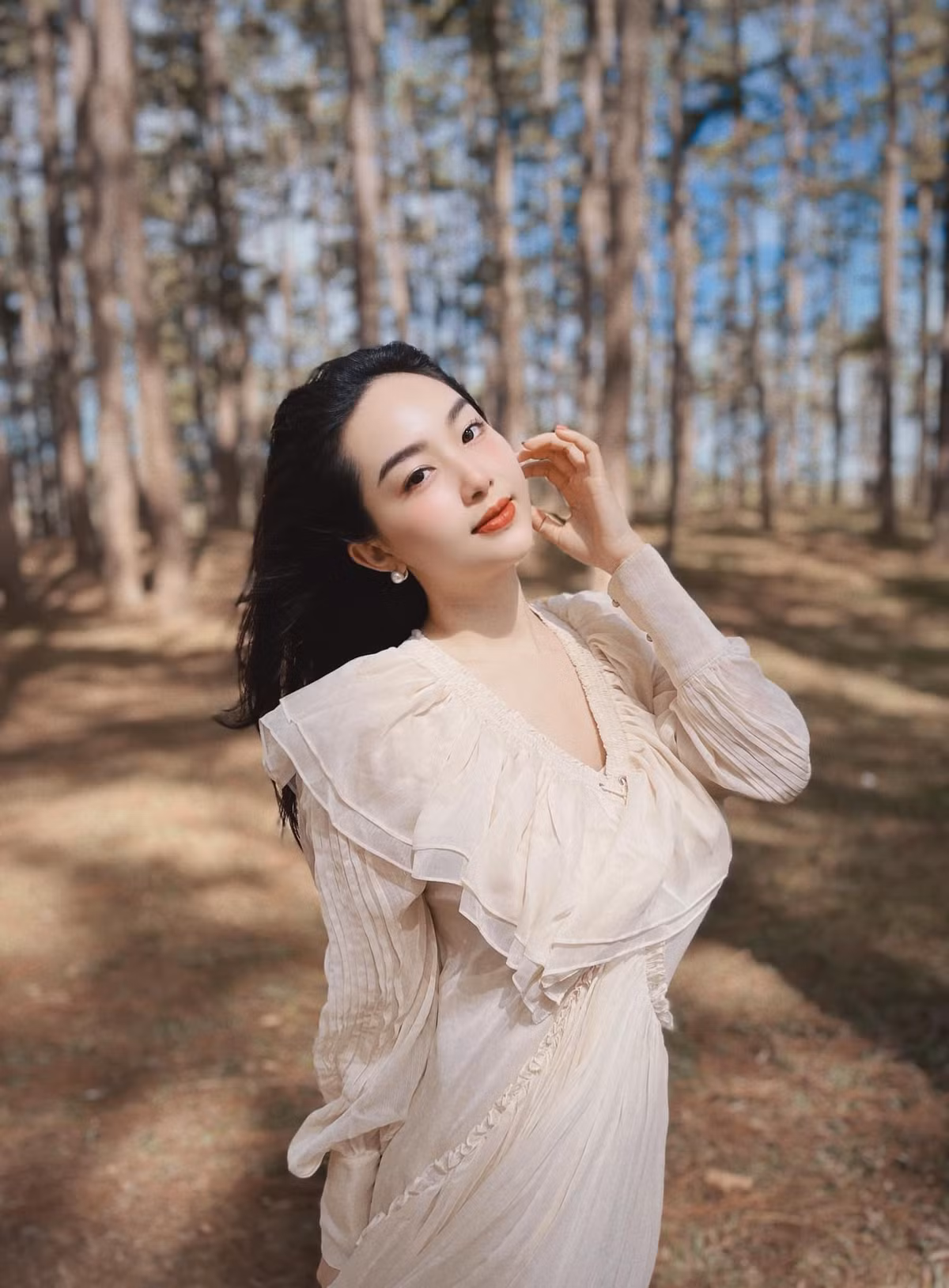 Hiện tại, Trâm Anh đã lập gia đình và có hai con. Trên trang Facebook cá nhân, cô thường xuyên đăng tải hình ảnh đời thường lẫn khi dẫn sóng các chương trình, nhận được nhiều lượt tương tác cao.