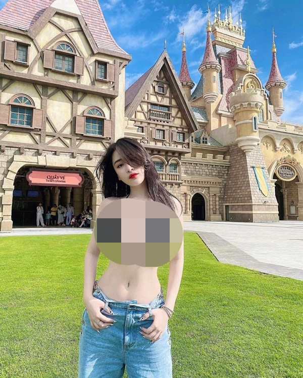 Cụ thể, xuất hiện trong ảnh hot girl diện chiếc quần jean nhưng điều đáng chú ý lại nằm ở phần trên khi cô nàng chỉ mặc chiếc áo chẳng khác nào nội y và thoải mái đứng chụp ảnh.