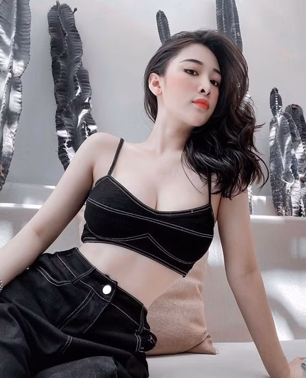 Ngoài những ý kiến đánh giá, nhận xét thì netizen cũng mở luôn cuộc tìm kiếm danh tính của cô gái trên. Và chẳng mất quá lâu, những thông tin đầu tiên của nữ chính cũng đã lộ diện.