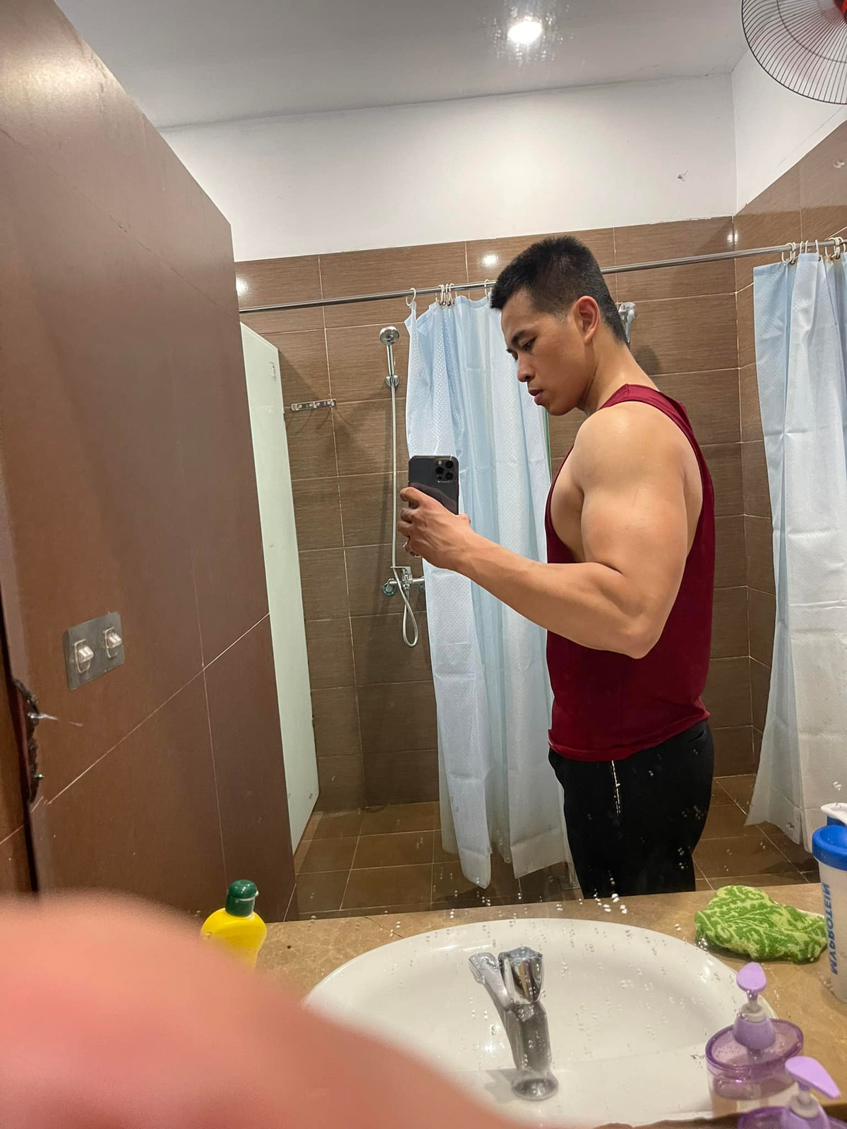 Lê Anh Nuôi là một trong những tài khoản nổi bật trên TikTok, hiện thu hút hơn 1,4 triệu lượt theo dõi và 33 triệu lượt thích. Anh tên thật Lê Minh Tuyển, 32 tuổi, sống tại Hà Nội. Nhà sáng tạo nội dung gốc Hưng Yên ghi dấu với loạt video chia sẻ công thức nấu nướng, những suất cơm 26.000 đồng đủ chất và một góc đời sống quân ngũ.