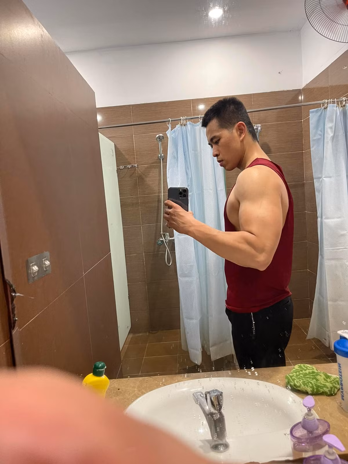 Lê Anh Nuôi là một trong những tài khoản nổi bật trên TikTok, hiện thu hút hơn 1,4 triệu lượt theo dõi và 33 triệu lượt thích. Anh tên thật Lê Minh Tuyển, 32 tuổi, sống tại Hà Nội. Nhà sáng tạo nội dung gốc Hưng Yên ghi dấu với loạt video chia sẻ công thức nấu nướng, những suất cơm 26.000 đồng đủ chất và một góc đời sống quân ngũ.