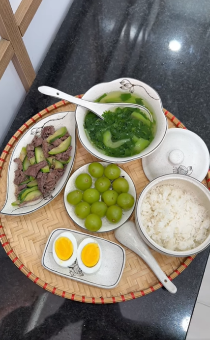 Liên tiếp sau đó là những series clip về mâm cơm cữ cho vợ của bố đảm Lê Anh Nuôi. Anh rất chú ý trong việc lựa chọn đồ ăn, cẩn thận hỏi ý vợ xem thích ăn món gì, lên mạng tìm hiểu xem món nào tốt món nào không.