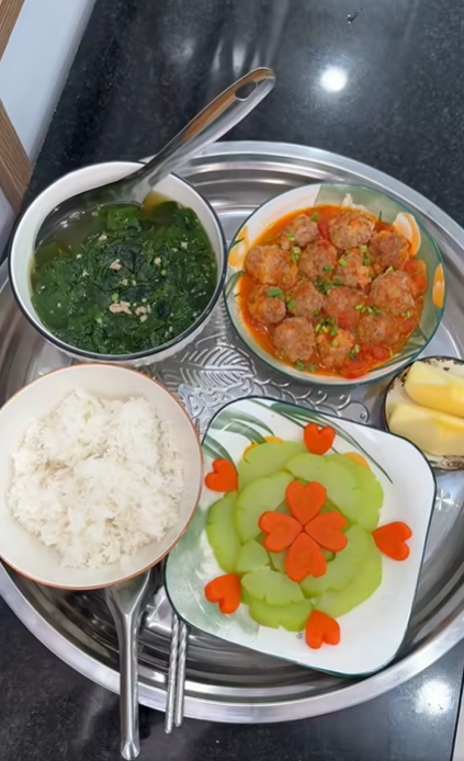 "Chắc mấy hôm nữa bố con không ra được các clip bữa cơm ngon cho các bác tham khảo rồi, vì bố con bận bỉm sữa các bác ạ. Con tên Lê Minh Châu, con gái bố Lê Anh Nuôi, nặng 3,3kg chào đời ngày 21/11/2024. Cảm ơn các bác đã gửi lời chúc tốt đẹp cho con ạ", nhà sáng tạo nội dung gốc Hưng Yên chia sẻ.