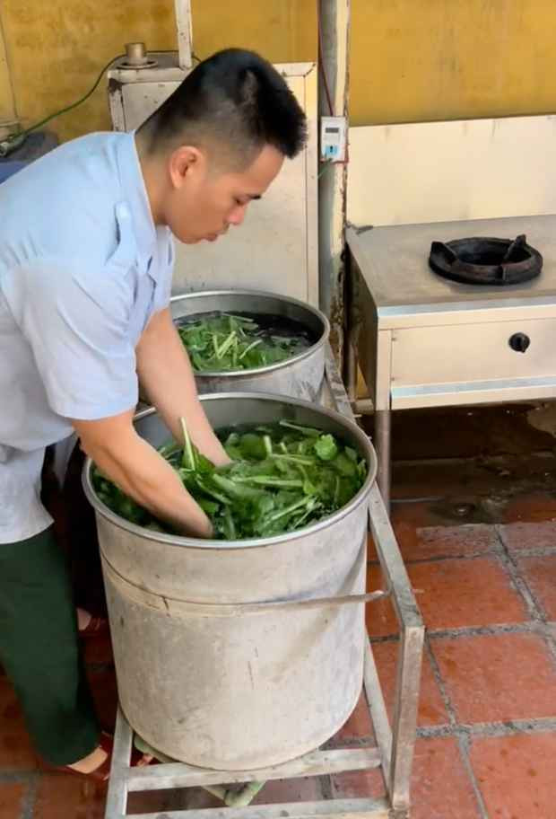 Sau khi nấu, Lê Anh Nuôi bưng mâm cực kỳ cẩn thận cho vợ, chăm sóc chu đáo, hôm thì ngồi cạnh chăm con gái, hôm thì hỏi han xem vợ ăn có ngon không.