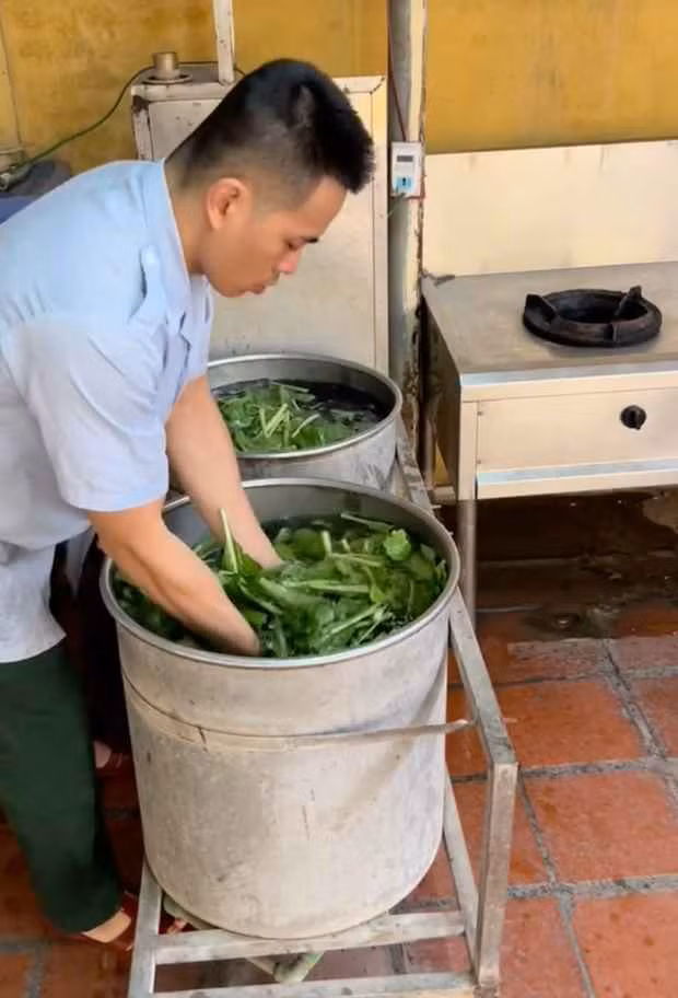 Sau khi nấu, Lê Anh Nuôi bưng mâm cực kỳ cẩn thận cho vợ, chăm sóc chu đáo, hôm thì ngồi cạnh chăm con gái, hôm thì hỏi han xem vợ ăn có ngon không.