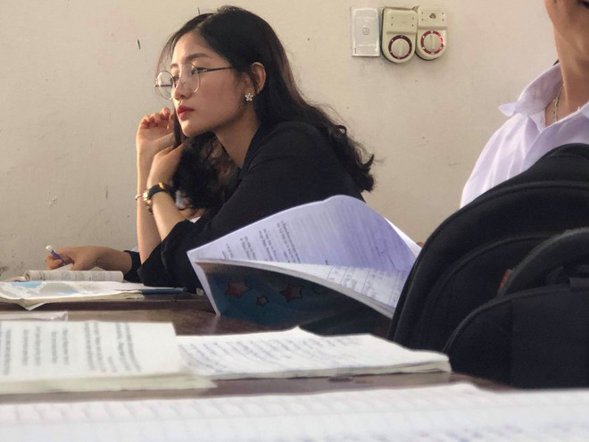 Nguyễn Thị Tuyết Mai được nhiều người biết đến khi bức ảnh chụp góc nghiêng của cô khi đang dự giờ được học sinh chia sẻ lên mạng.