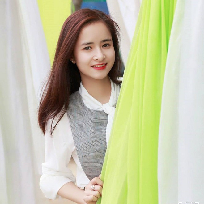 Quỳnh Nga tốt nghiệp ngành Sư phạm Tiếng Anh tại trường Đại học Sư phạm Thái Nguyên. Cô giáo sinh năm 1997 được nhiều học trò yêu mến vì sự gần gũi, thân thiện.