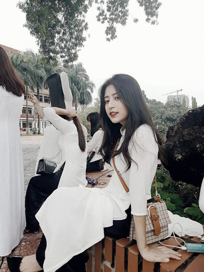 Nhờ vẻ ngoài xinh đẹp Phương Thảo cũng thường được mời làm mẫu ảnh. Cô giáo đến từ Thái Nguyên cho biết bức ảnh gây chú ý trên mạng được học sinh chụp trong thời gian cô đang thực tập tại trường THPT Gang Thép (Thái Nguyên).