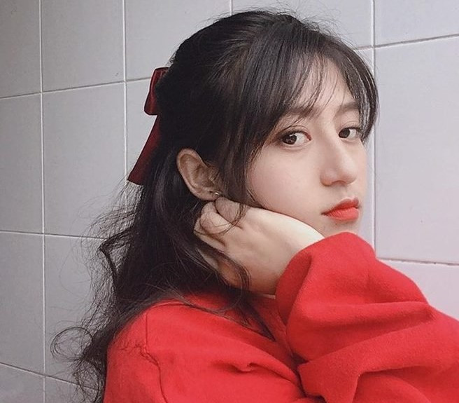 Cô giáo Vật Lý Nguyễn Phương Thảo nhiều lần xuất hiện trên các diễn đàn vì sở hữu nhan sắc “gây thương nhớ” và gương mặt khả ái.