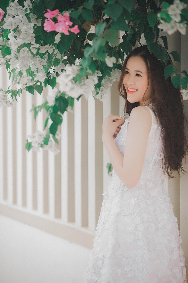 Từ khi còn là sinh viên của trường Cao đẳng Sư phạm Hải Dương, cô giáo trẻ Hoàng Nhung đã luôn tích cực tham gia các hoạt động tình nguyện và không ngừng trau dồi, hoàn thiện bản thân. Nhờ sở hữu vẻ đẹp ngọt ngào nên 9X thường được gọi là "hot girl cô giáo”, “cô giáo mầm non xinh đẹp”...