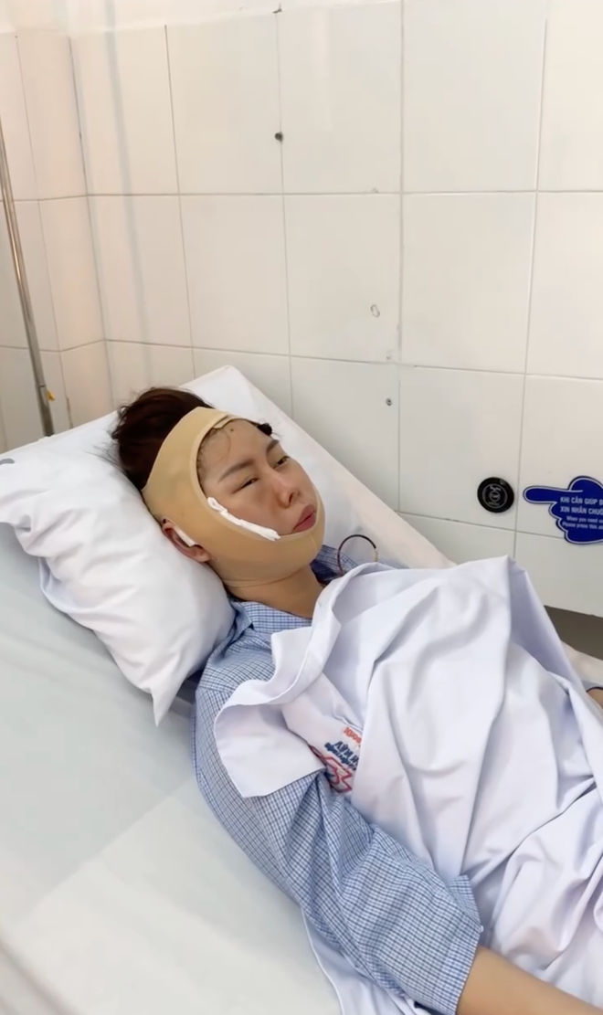 Hiện tại Phương Thoa vừa trải qua cuộc phẫu thuật đầy đau đớn. Đây đã là lần thứ 3 nàng hot girl này bị biến chứng do phẫu thuật thẩm mỹ (PTTM).